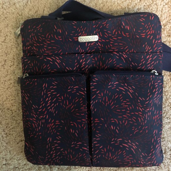 Baggallini travel bag with small purse on inside - Picture 3 of 4